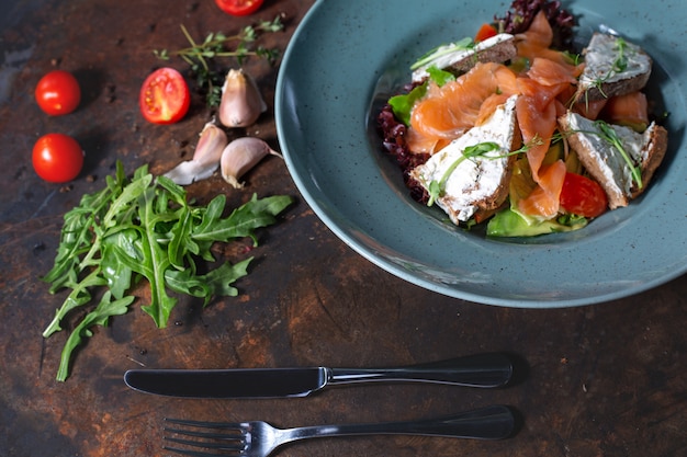 Insalata di salmone affumicato con verdure, uova di pomodori e avocado