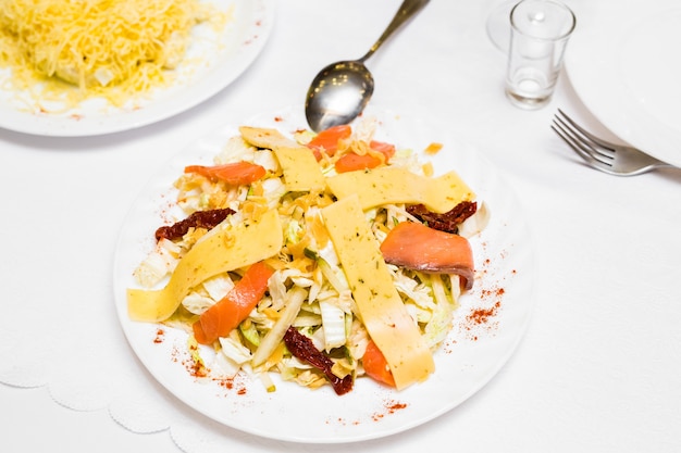 Insalata di salmone affumicato con verdure