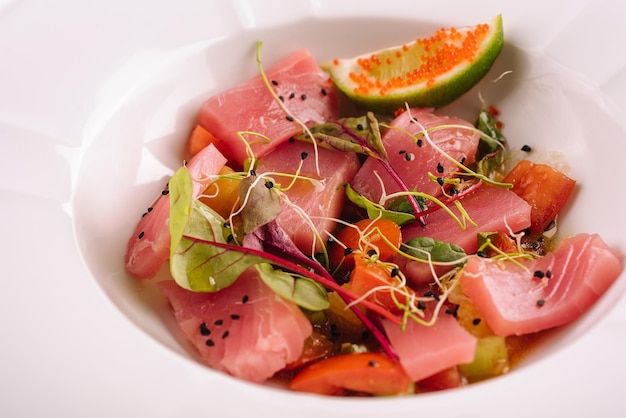 Insalata di salmone affumicato in una ciotola bianca si chiuda