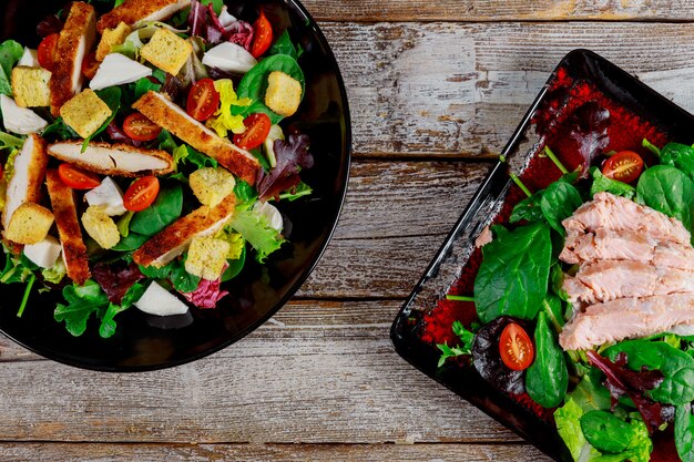 Insalata di salmone con pomodorini, insalata di mais, cibo fresco fatto in casa, un pasto gustoso e sano.