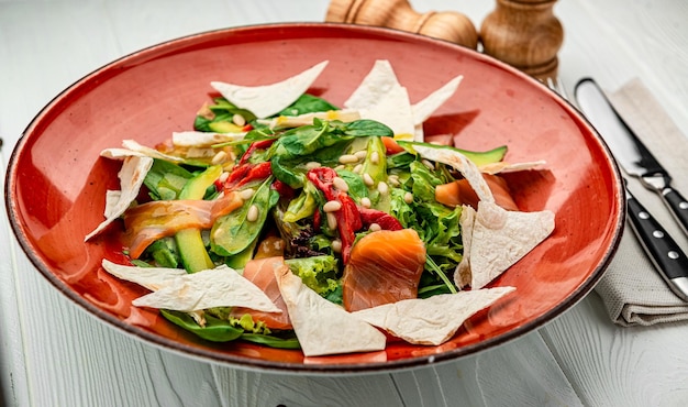 Insalata di salmone con spinaci e pinoli