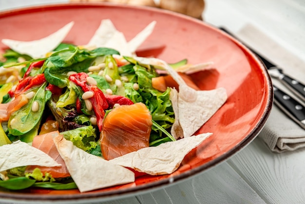 Insalata di salmone con spinaci e pinoli