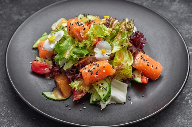 Insalata di salmone con verdure fresche e foglie di lattuga