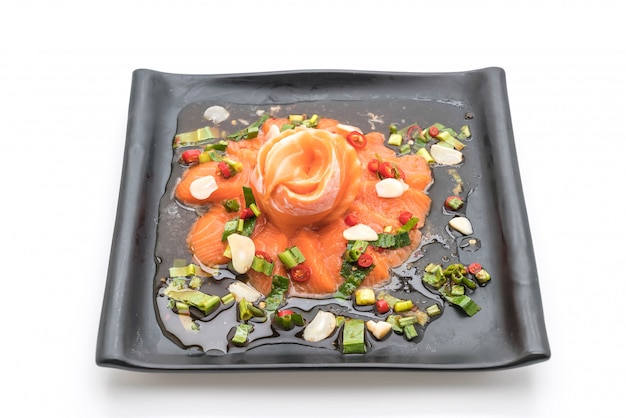 insalata di salmone crudo fresco piccante