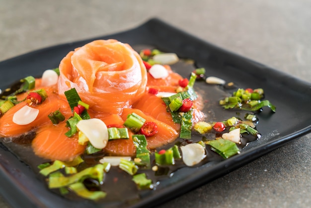 insalata di salmone crudo fresco piccante