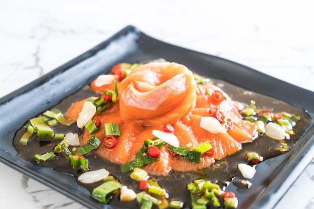 insalata di salmone crudo fresco piccante