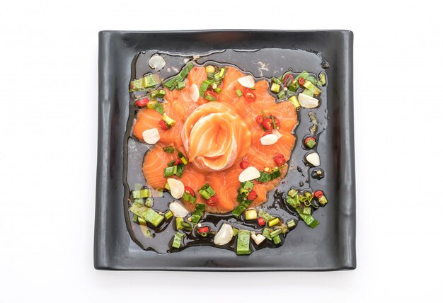 insalata di salmone crudo fresco piccante