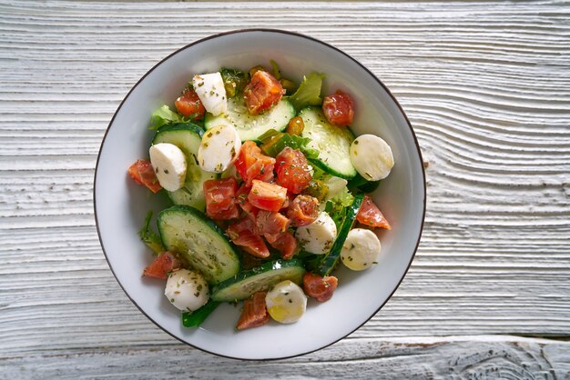 Insalata di salmone di cetriolo pomodoro mozzarella