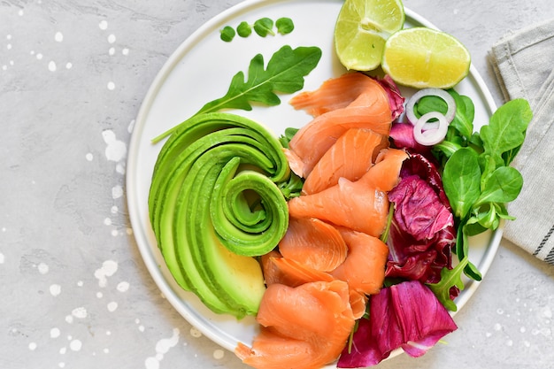 insalata di salmone e avocado con rucola e lime. dieta chetogenica