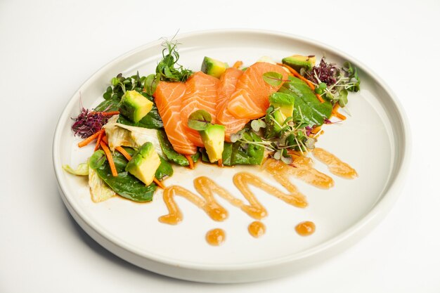 Insalata di salmone e avocado in salsa di tamarindo su un piatto.