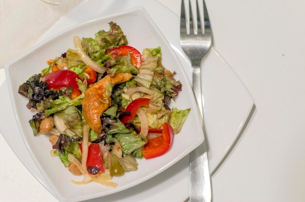 Insalata di salmone e fagioli con verdure