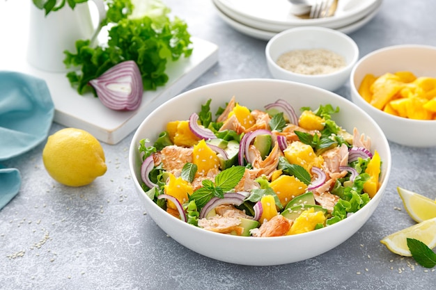 Insalata di salmone e mango alla griglia con avocado e lattuga verde fresca