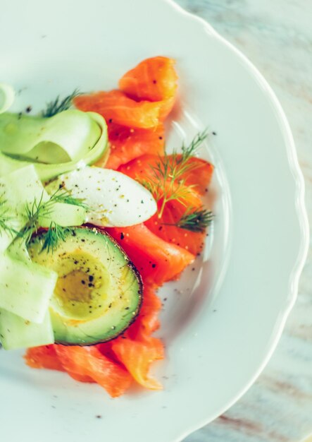 Insalata di salmone fresco con avocado e formaggio cremoso al mascarpone tavolo piatto flatlay vista dall'alto fotografia di cibo e ispirazione per ricette per blog di cucina o libro di cucina