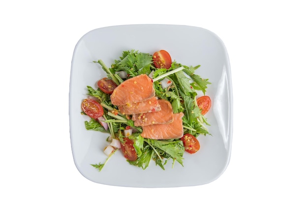 Insalata di salmone piccante sul piatto