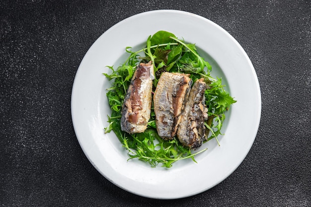 insalata di sardine mix verde foglie di lattuga pasto sano cibo spuntino sul tavolo copia spazio cibo