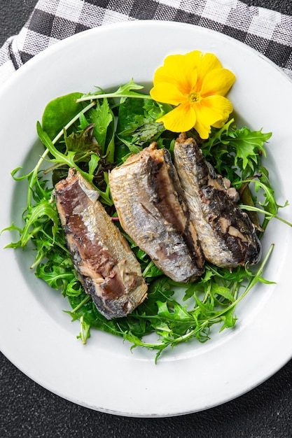insalata di sardine mix verde foglie di lattuga pasto sano cibo spuntino sul tavolo copia spazio cibo