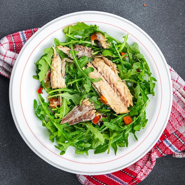 insalata di sardine pesce foglie verdi mescolare pasto sano cibo spuntino sul tavolo copia spazio cibo