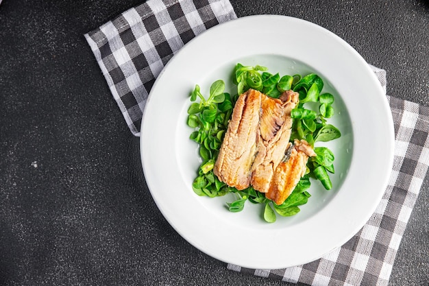 insalata di sardine piatto di verdure fresco pasto sano spuntino sul tavolo copia spazio cibo sfondo