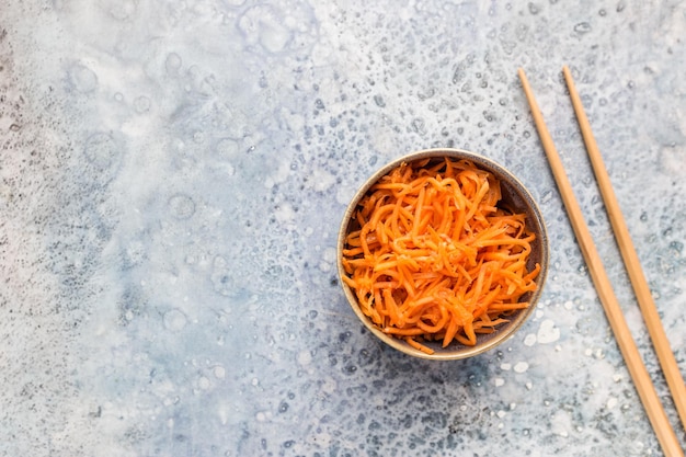 Insalata di snack di gatto coreano nella ciotola, vista dall'alto