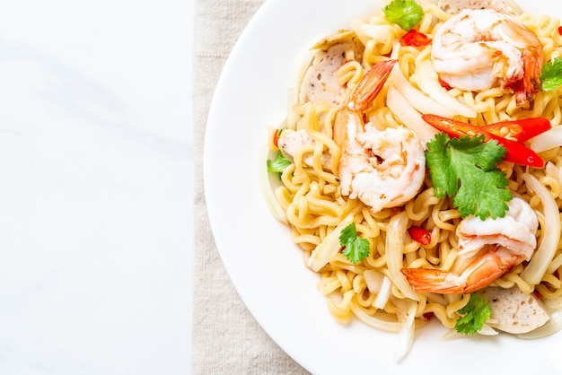 insalata di spaghetti istantanei piccanti con gamberi