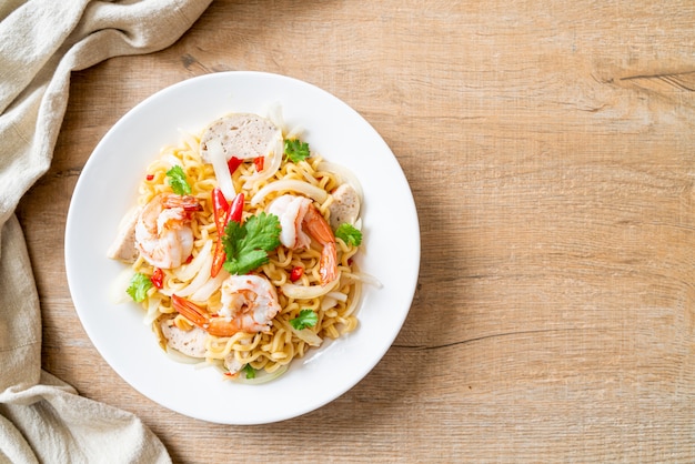 insalata di spaghetti istantanei piccanti con gamberi