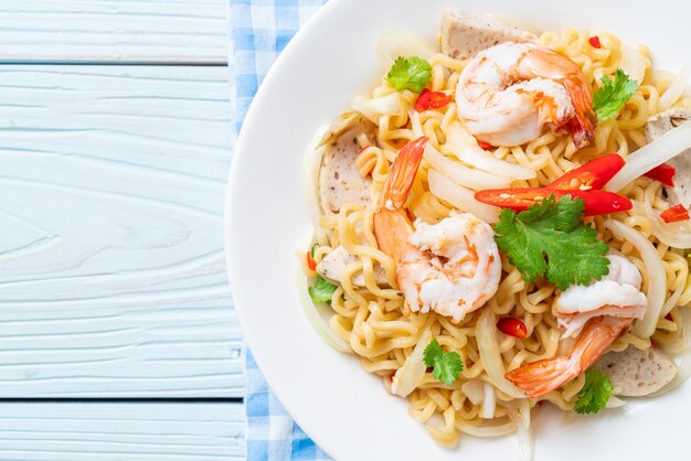 insalata di spaghetti istantanei piccanti con gamberi