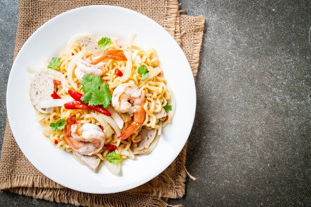 insalata di spaghetti istantanei piccanti con gamberi