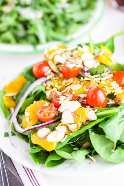 Insalata di spinaci all'arancia sul piatto nel ristorante italiano.