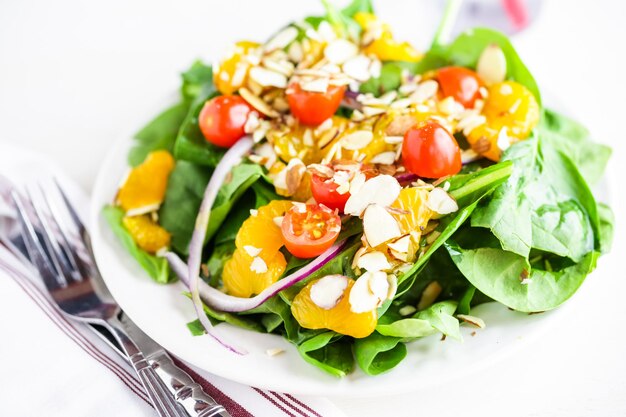 Insalata di spinaci all'arancia sul piatto nel ristorante italiano.