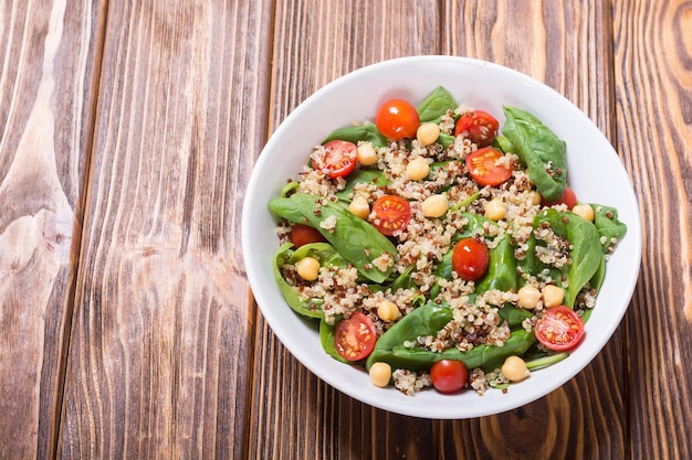 Insalata di spinaci con pomodori di quinoa e ceci Superfood vegano sano