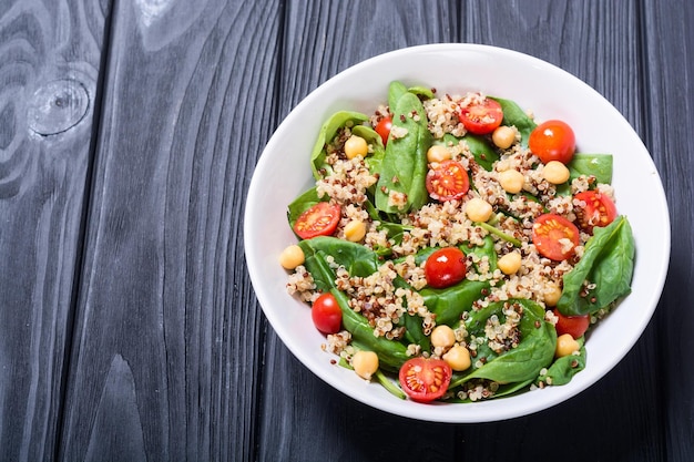Insalata di spinaci con pomodori di quinoa e ceci Superfood vegano sano