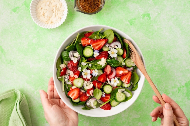 Insalata di spinaci di fragole su uno sfondo verde