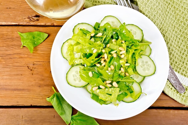 Insalata di spinaci e cetrioli con lattuga in cima