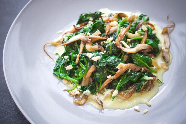 Insalata di spinaci e funghi ostrica, Menu ristorante, Ricetta, Schiena scura