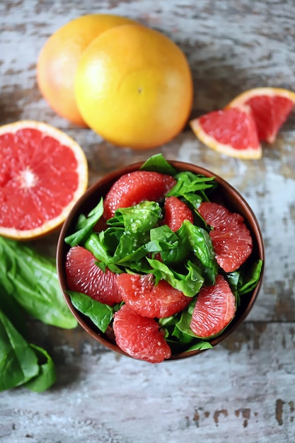 Insalata di spinaci e pompelmi in una ciotola