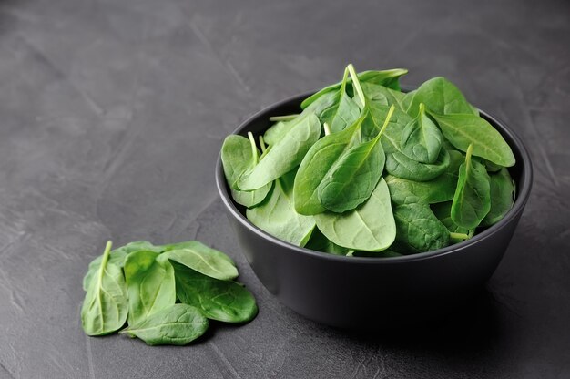 Insalata di spinaci freschi su tavoli di cemento.