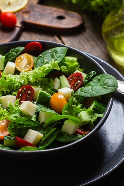 Insalata di spinaci pomodorini e formaggio in un piatto