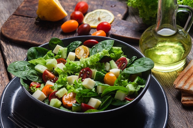 Insalata di spinaci pomodorini e formaggio in un piatto