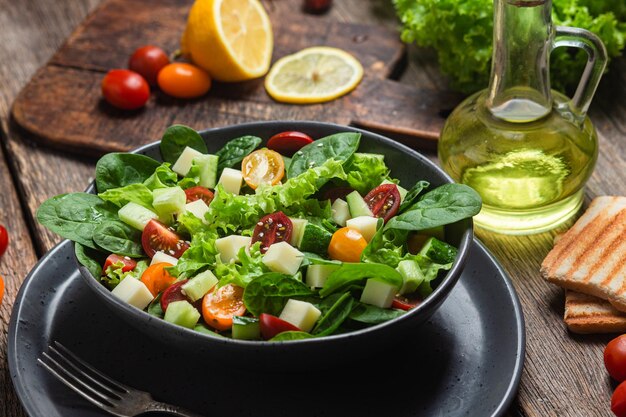 Insalata di spinaci pomodorini e formaggio in un piatto