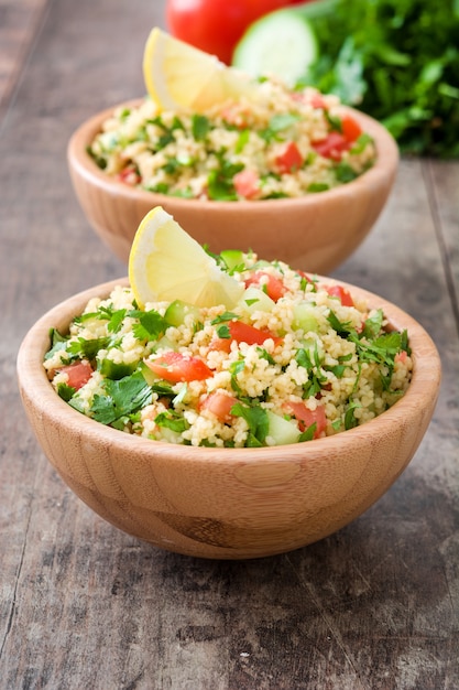 Insalata di tabbouleh con cuscus in ciotola sulla tavola rustica