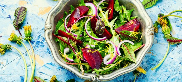 Insalata di tarassaco, acetosa e barbabietola fresca e sana