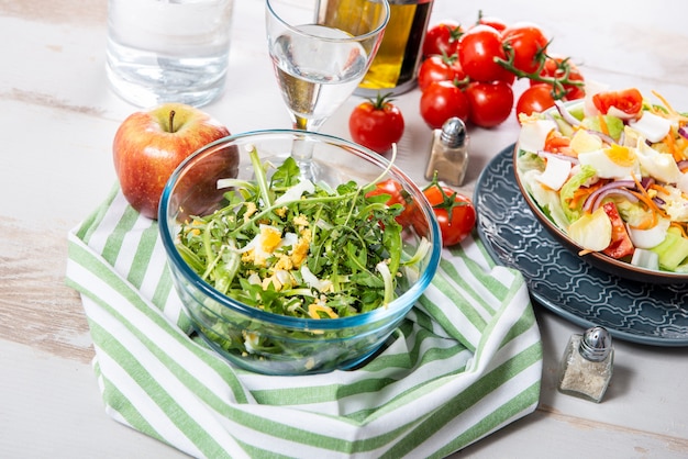 Insalata di tarassaco in una ciotola di vetro