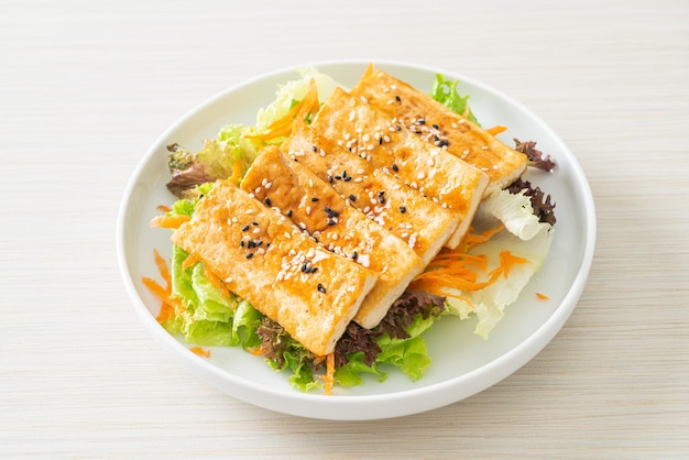 Insalata di tofu Teriyaki con sesamo