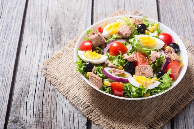 Insalata di tonno con pomodorini olive uova e cipolla