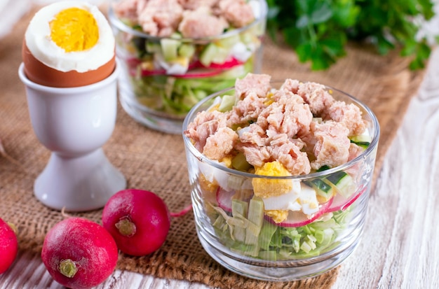 Insalata di tonno con uova, cavoli, ravanelli e cetrioli, primi piani