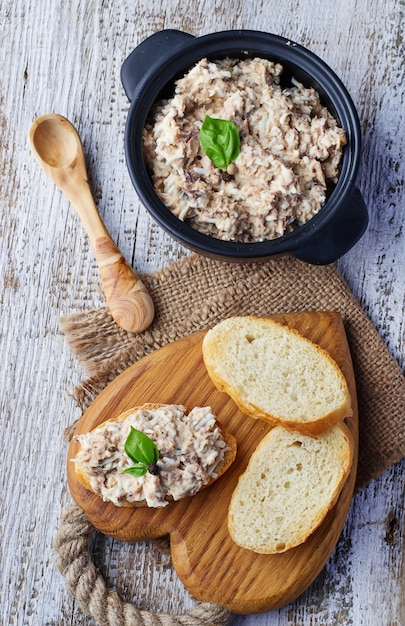 Insalata di tonno con uova in una ciotola