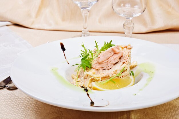 Insalata di tonno decorata con una foglia di rosmarino in un ristorante