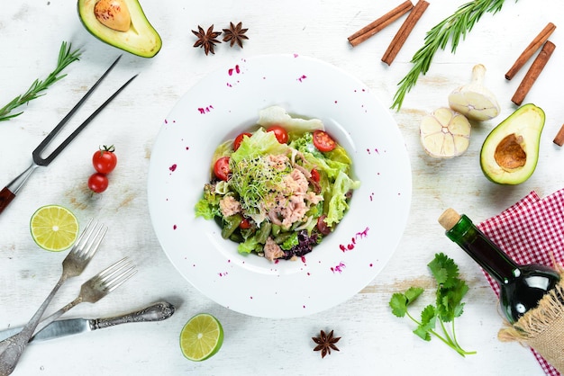 Insalata Di Tonno Di Verdure. Nel piatto. Vista dall'alto. Spazio libero per il tuo testo.