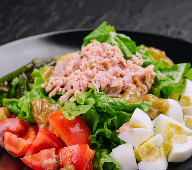 Insalata di tonno e verdure su banda nera