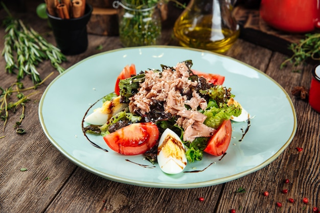 Insalata di tonno gourmet con uova verdi e salsa